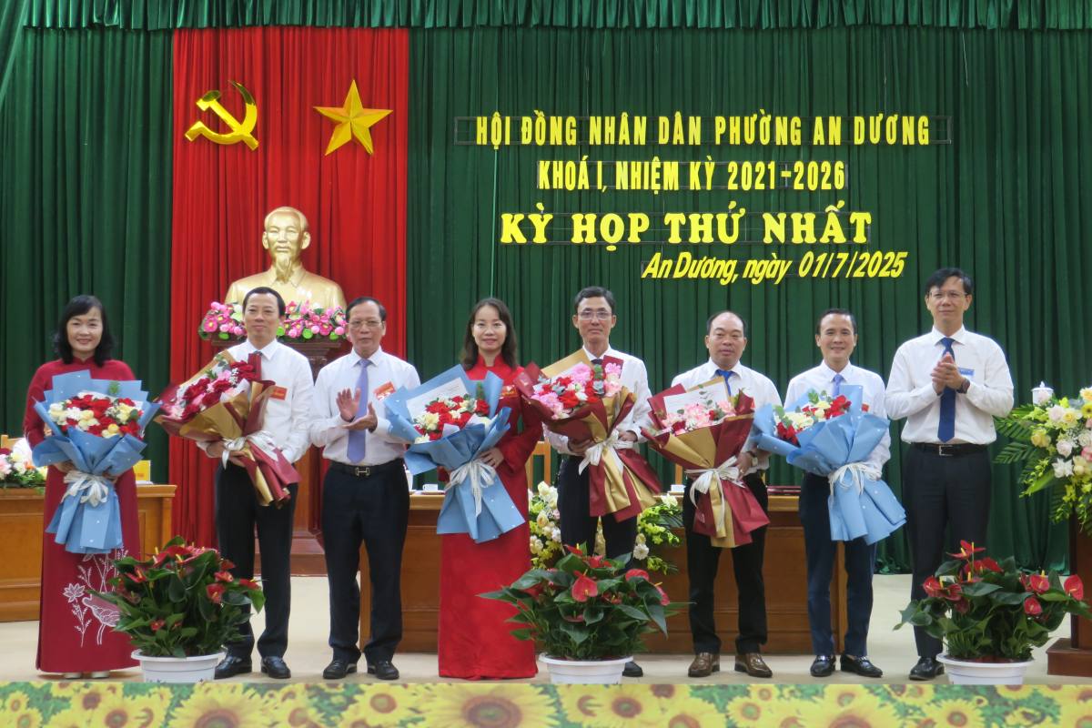 Cac dong chi Thuong truc HDND, lanh dao cac Ban HDND phuong An Duong khoa I, nhiem ky 2021-2026. Ảnh: Cong TTDT Hai Phong