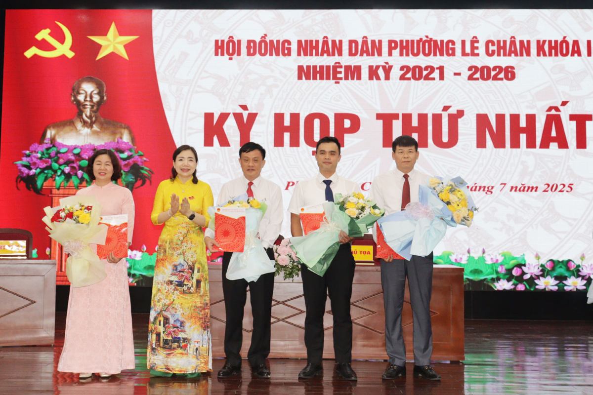 Phuong Le Chan kien toan chuc danh chu chot trong ngay 1.7. Ảnh: Cong TTDT Hai Phong