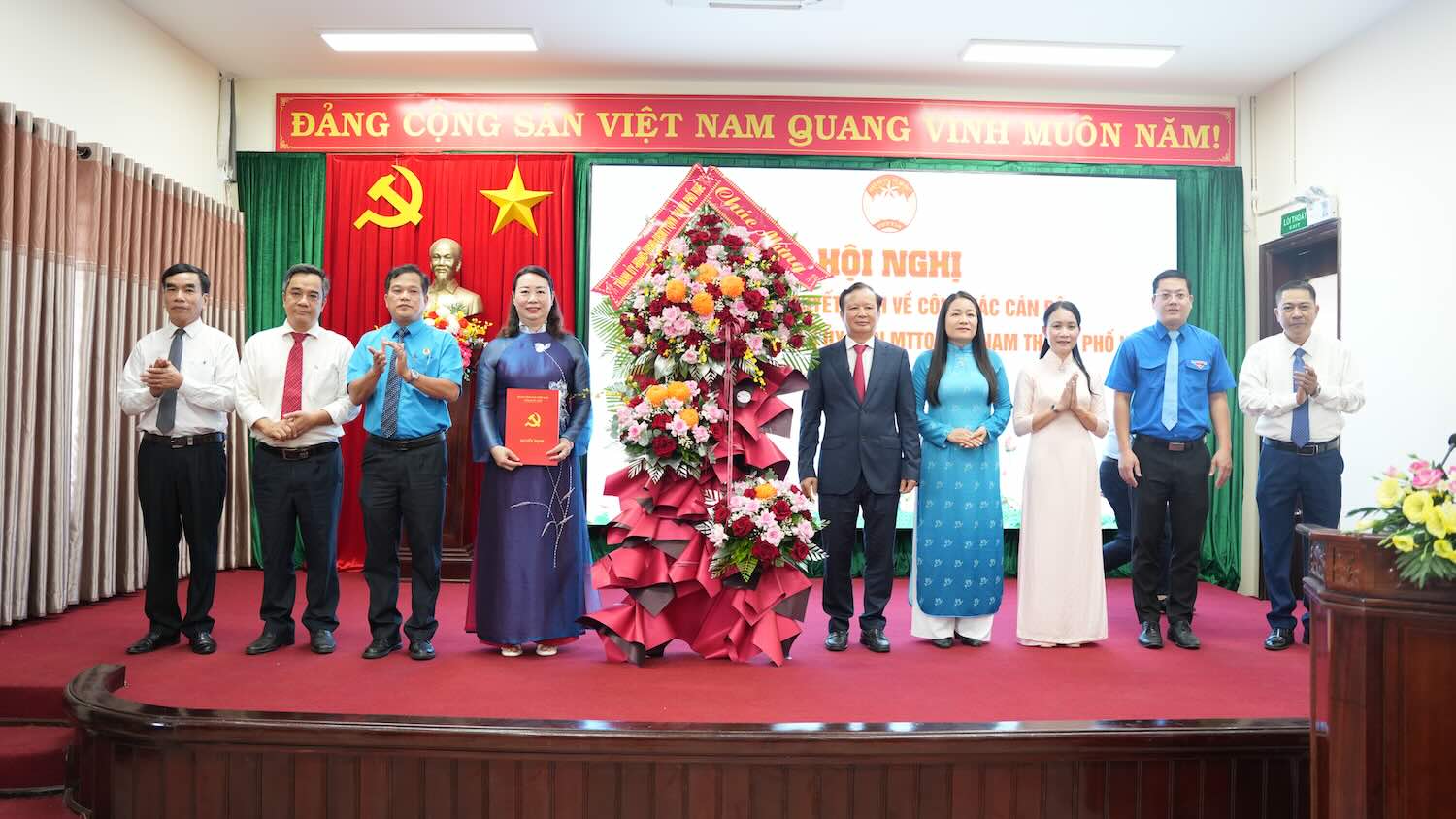 후에시 당위원회 서기 Le Truong Luu 씨가 후에시 베트남 조국전선 위원회 설립 결정서를 수여하고 꽃다발을 전달하며 축하하고 있습니다. 사진: N. Hoang.