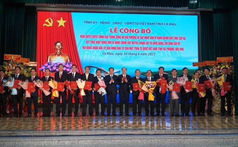 Announcing and handing over the decision to the Party Secretaries of communes and wards of Ca Mau province from July 1, 2025. Photo: Nhat Ho