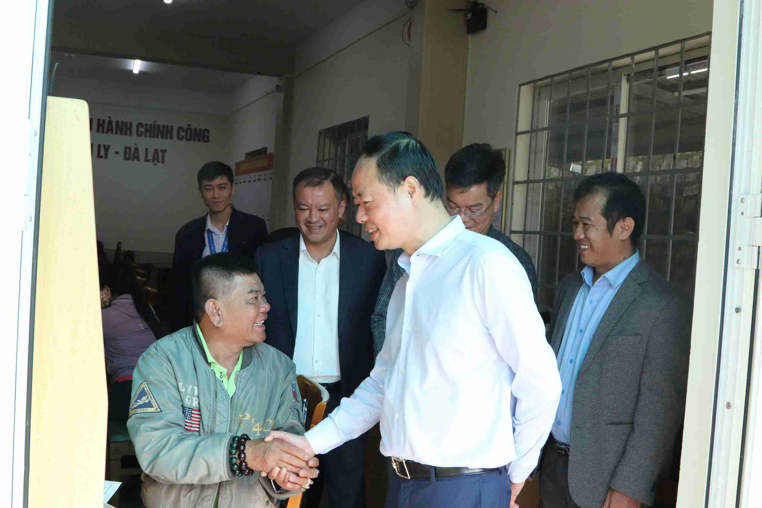 Le secretaire adjoint du Comite provincial du Parti - President du Conseil populaire de la province de Lam Dong rend visite et encourage les autorites communales et quartiernieres lors du premier jour d'exploitation du nouveau modele. Photo : Bao Lam