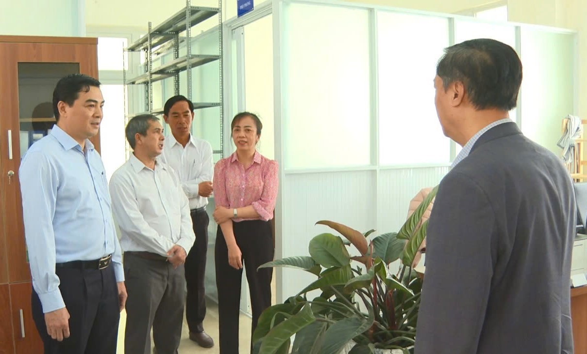Pho Bi thu Thuong truc Tinh uy - Nguyen Hoai Anh den kiem tra cong tac van hanh chinh quyen tai xa Ka Do va tham hoi nguoi dan. Anh: Duy Tuan