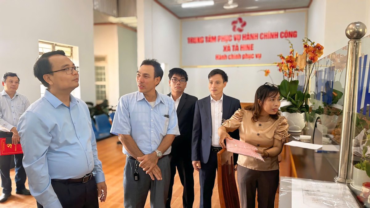 Doan di kiem tra cong tac van hanh chinh quyen tai xa Ta Hine. Anh: Duy Tuan