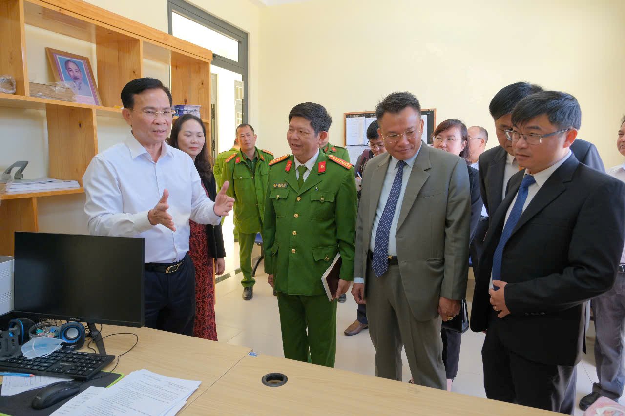 Ong Ho Van Muoi - Pho Bi thu Tinh uy, Chu tich UBND tinh den kiem tra cong tac van hanh chinh quyen tai phuong Xuan Truong - Da Lat. Anh: Lam Hong