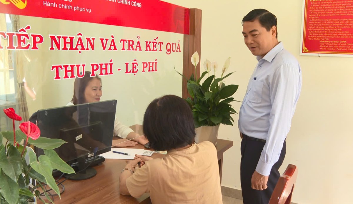 Lanh dao tinh tham hoi nguoi dan ve thu tuc hanh chinh tai cap xa trong sang 1.7. Anh: Lam Hong