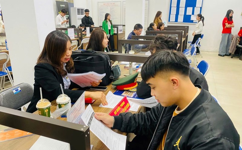 Without enough experience and skills, many young workers are determined to study more and improve before entering the labor market. Photo: Quynh Chi