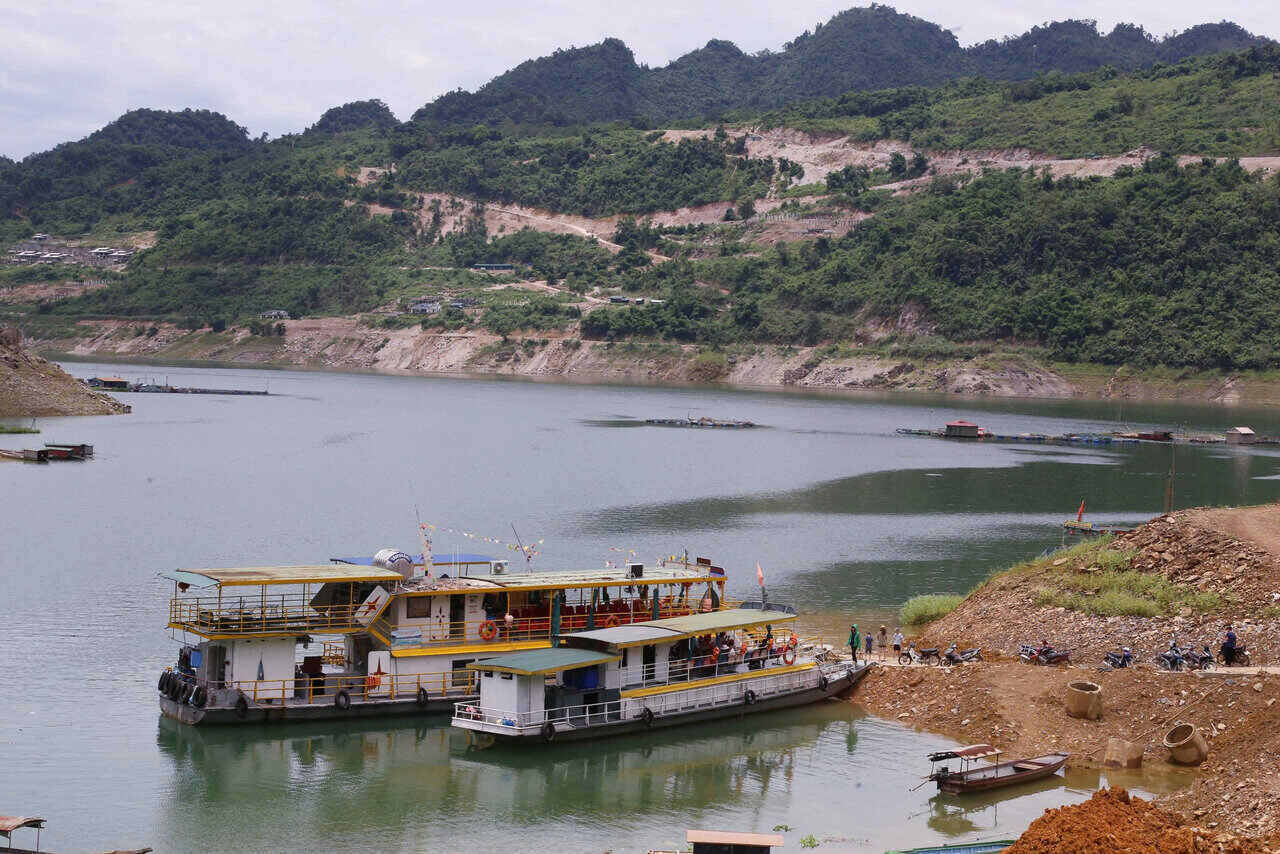 Tau, thuyen don khach di kham pha vung ho Thuy dien Hoa Binh, tai ben Hien Luong. Anh: Binh Khang
