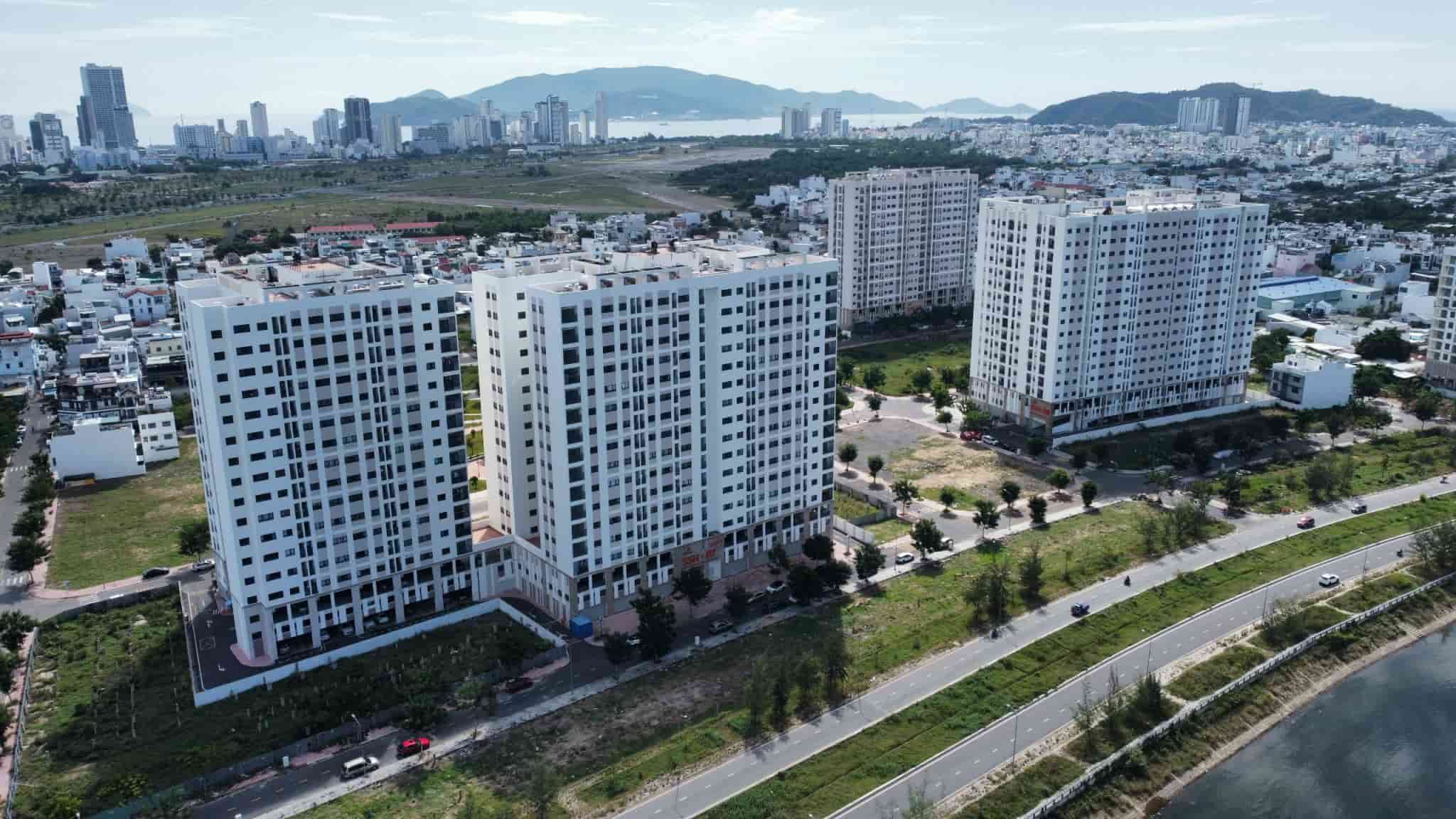 Oficiales que trabajan 30 km o mas para disfrutar de politicas de apoyo a la vivienda social en Khanh Hoa. Foto: Huu Long