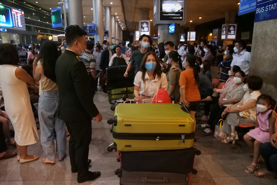 Passengers on a plane at Tan Son Nhat airport, Ho Chi Minh City. After the merger, passengers need to pay attention to changes in flight destination/departure information. Photo: Anh Tu
