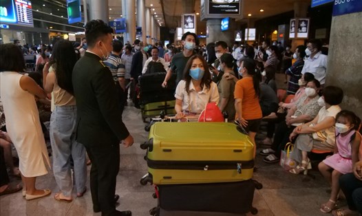 Hành khách đi máy bay tại sân bay Tân Sơn Nhất, TPHCM. Sau sáp nhập, hành khách cần chú ý đến các thay đổi về thông tin điểm đến/khởi hành của chuyến bay. Ảnh: Anh Tú