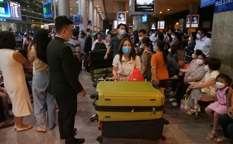 Passengers on a plane at Tan Son Nhat airport, Ho Chi Minh City. After the merger, passengers need to pay attention to changes in flight destination/departure information. Photo: Anh Tu