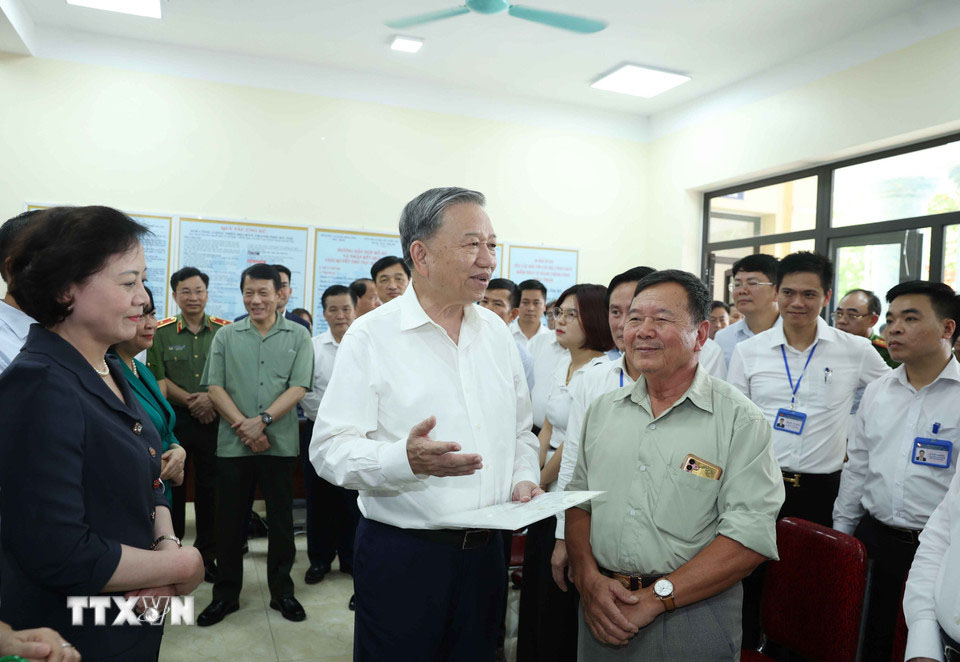 또 람 총서기장이 7월 1일 오후 푹틴 공동체 행정 센터를 방문하여 활동을 점검하고 있습니다. 사진: TTXVN