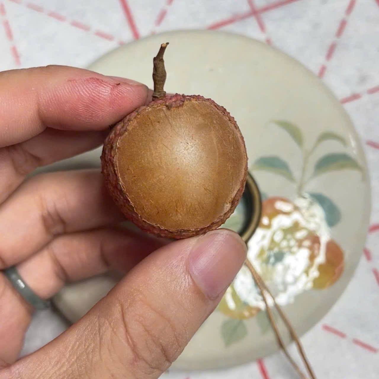 Lop vo lua sau khi boc vo cung va xu li dat do cang, nhan, deu mau. Anh: Nhan vat cung cap