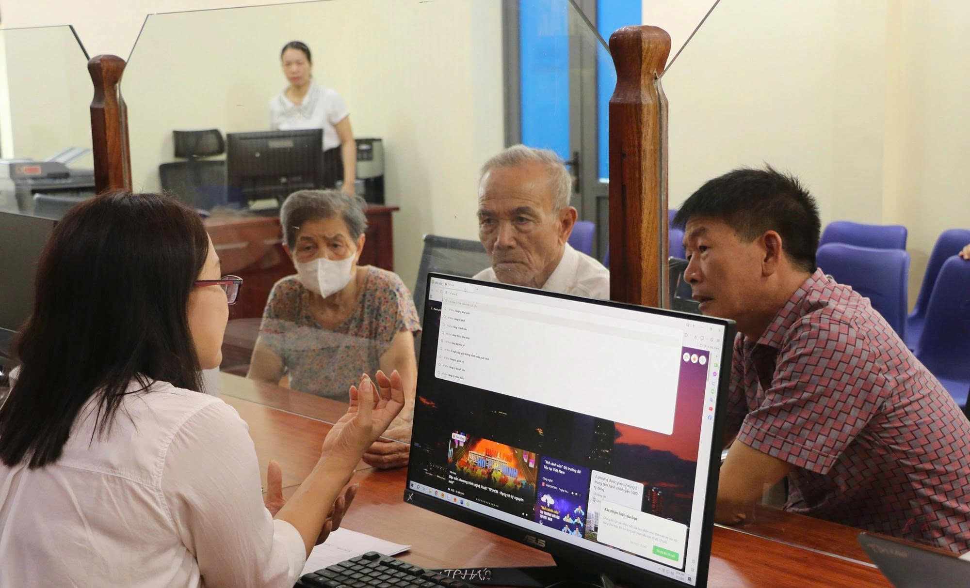 Mr. Nguyen Duc Thao (born in 1937) and his wife, Ms. Tran Thi Nhung (born in 1940), came to complete the marriage registration procedures on July 1. Photo: Ngoc Anh