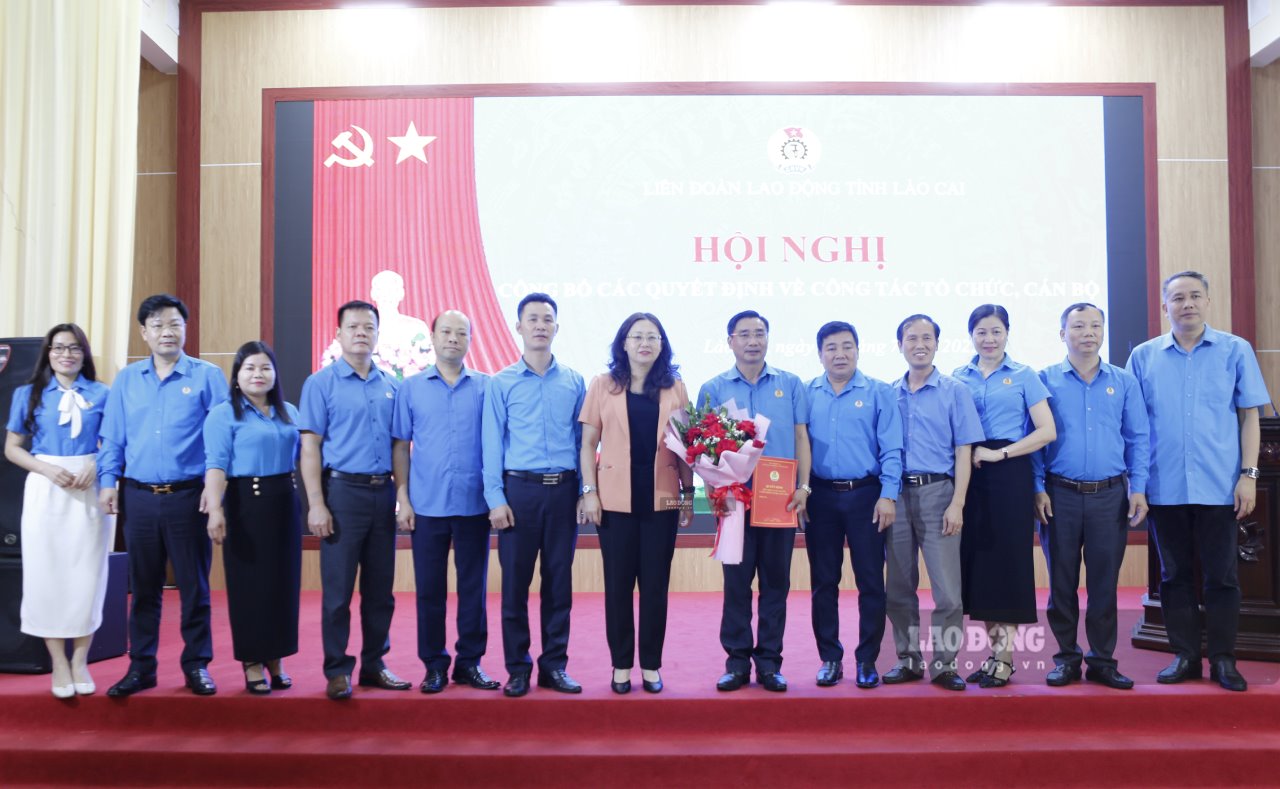Lanh dao tinh Lao Cai trao quyet dinh va tang hoa chuc mung 7 cong doan xa, phuong vua thanh lap. Anh: Van Duc.