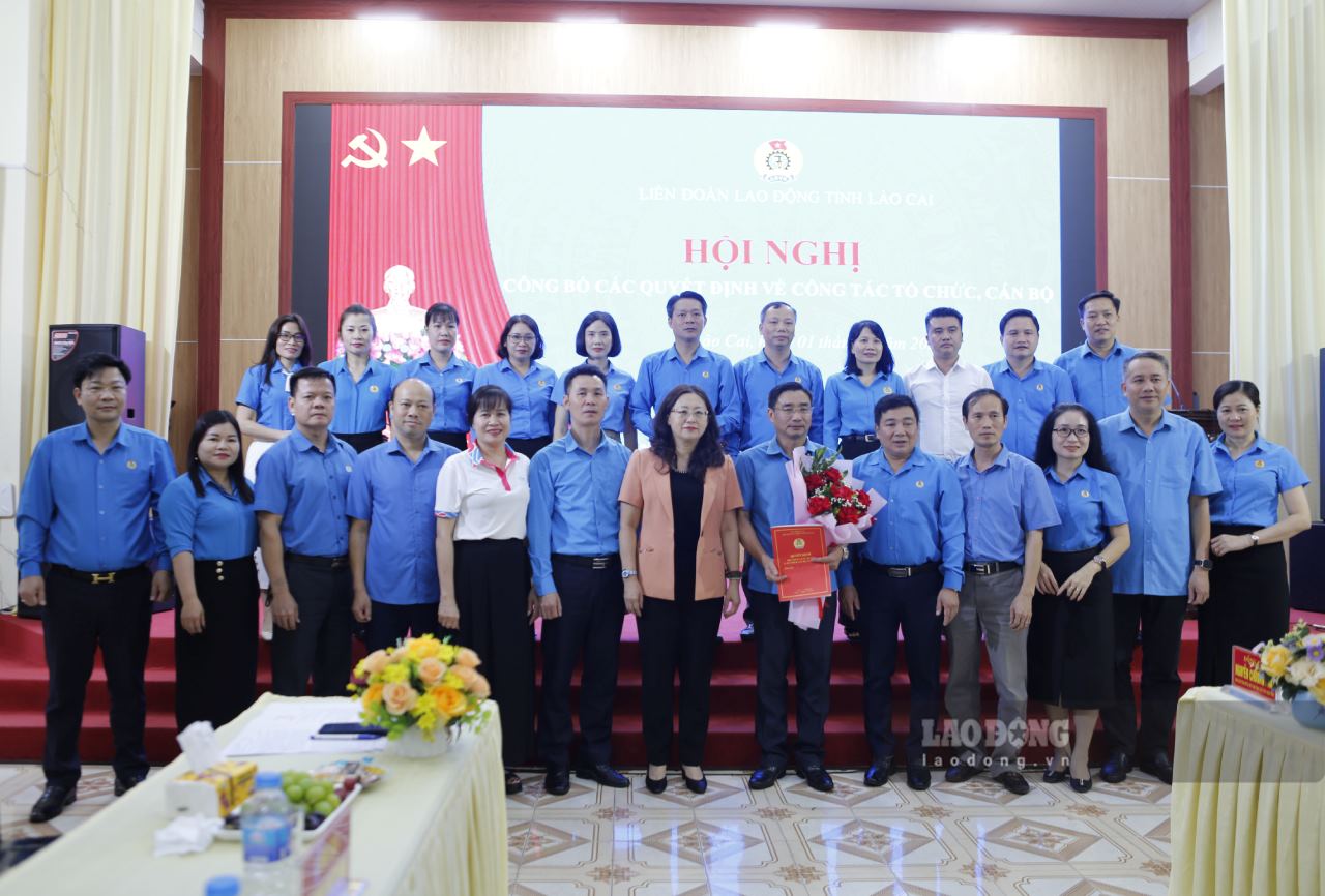 Cac dai bieu chup anh luu niem tai buoi le cong bo. Anh: Van Duc.