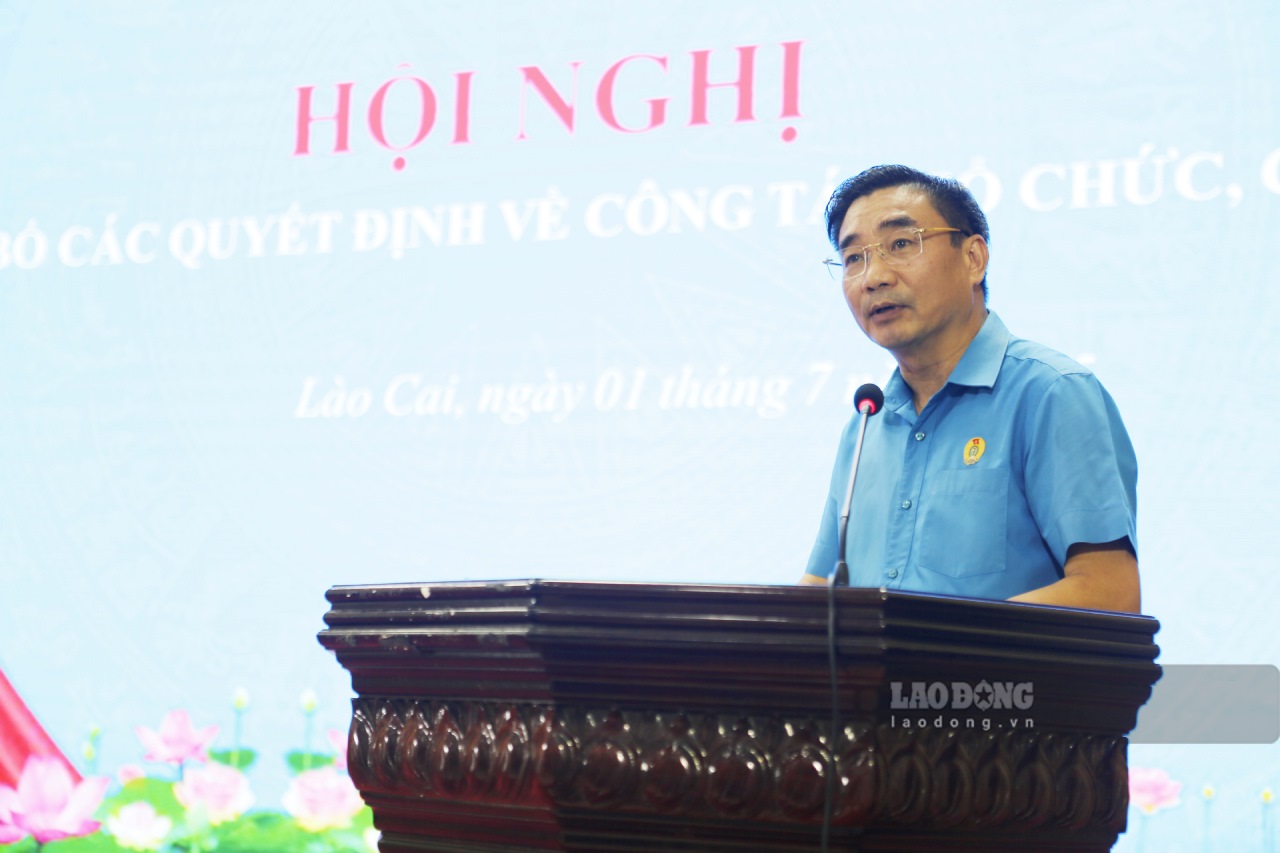 Mr. Nguyen Chuong Phat was appointed as Chairman of the new Lao Cai Provincial Labor Federation. Photo: Van Duc