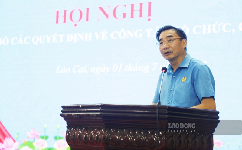 Mr. Nguyen Chuong Phat was appointed as Chairman of the new Lao Cai Provincial Labor Federation. Photo: Van Duc