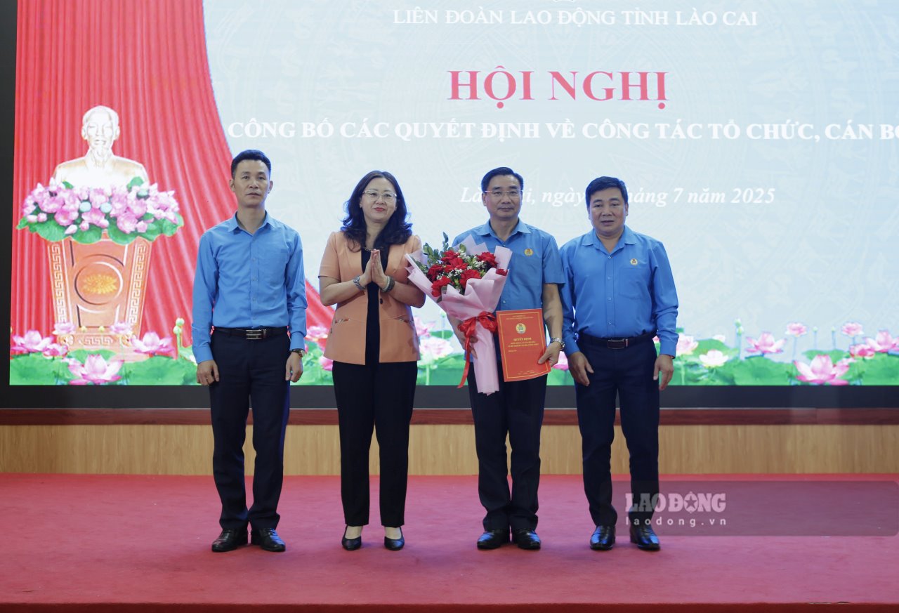 Ba Giang Thi Dung - Pho Bi thu Tinh uy, Chu tich UBMTTQ Viet Nam tinh Lao Cai trao quyet dinh va tang hoa chuc mung tan Chu tich Lien doan Lao dong tinh Lao Cai. Anh: Van Duc.
