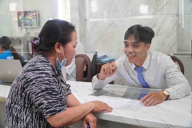 2단계 지방 정부 공식 운영일에 호치민시 시민들을 맞이하는 간부들. 사진: Ngoc Anh