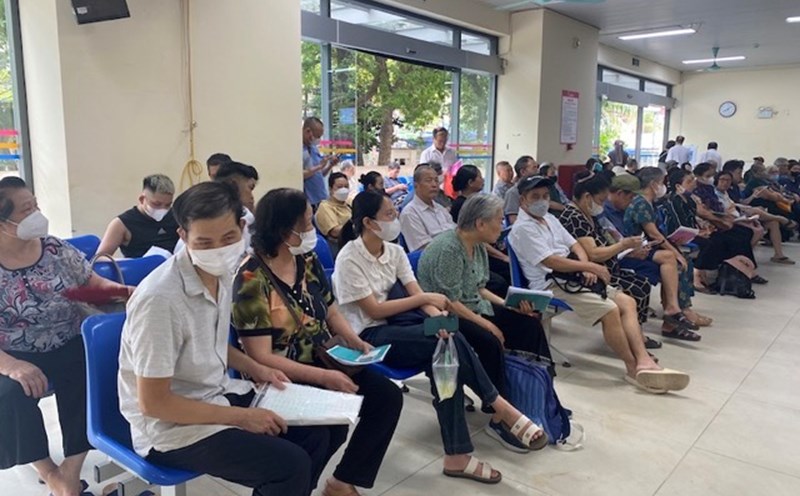 People seek medical treatment under health insurance at E. Hospital. Photo: Thuy Linh
