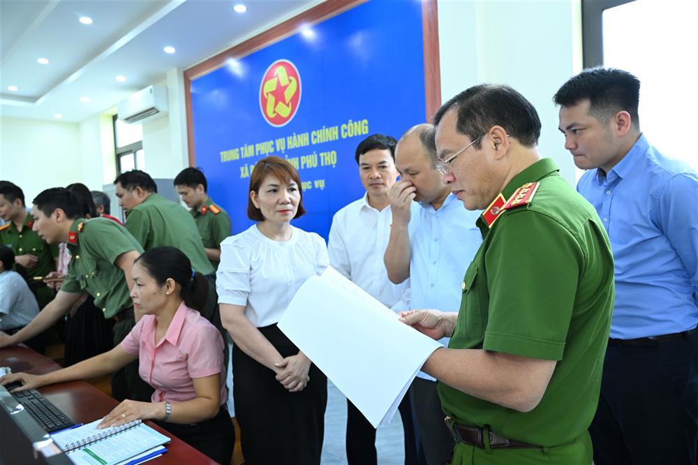 Thu truong Nguyen Van Long kiem tra, danh gia thuc te cong tac tiep nhan, giai quyet thu tuc hanh chinh tai Trung tam Phuc vu Hanh chinh cong xa Dao Xa, tinh Phu Tho. Anh: Bo Cong an
