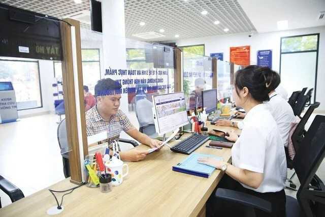 부총리는 15개 성 및 도시에 출생 신고 및 사망 신고 절차를 신속하게 연계할 것을 요청했습니다. 사진: VGP