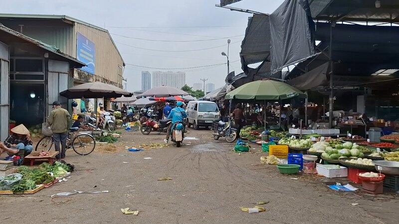 Trước đó, tại chợ đầu mối Minh Khai tình trạng buôn bán dầu ăn giá rẻ – trong đó có thương hiệu Ofood – vẫn âm thầm diễn ra. Ảnh: Quỳnh Trang