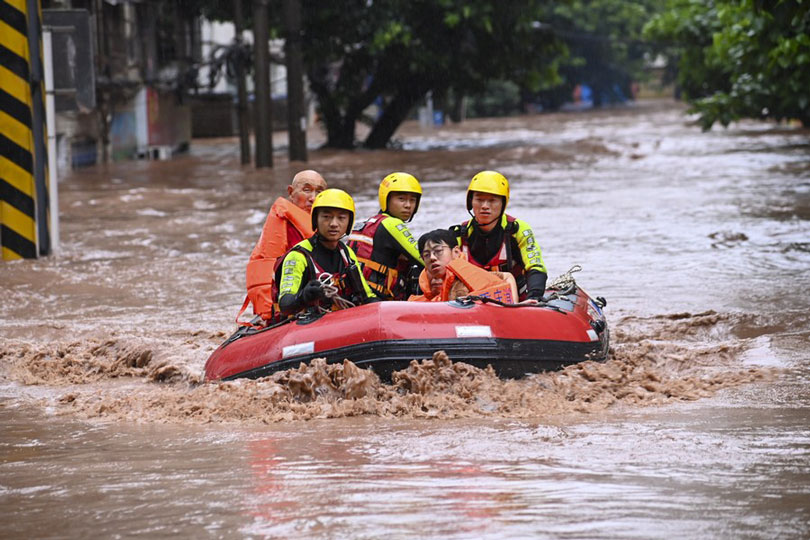 Los rescatistas transferieron a los residentes atrapados en inundaciones en el distrito de Van Chau, Ciudad de Chongqing, al suroeste de China en 2023. Foto: Xinhua