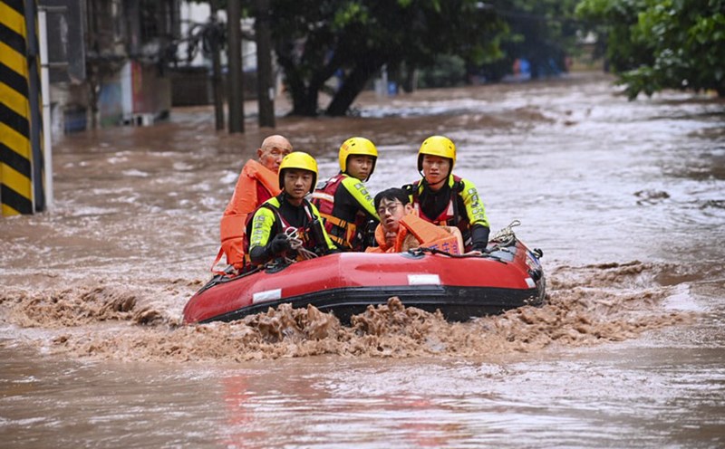 Rescue forces move residents trapped in flooding in Wenzhou County, Chongqing City, southwest China in 2023. Photo: Xinhua