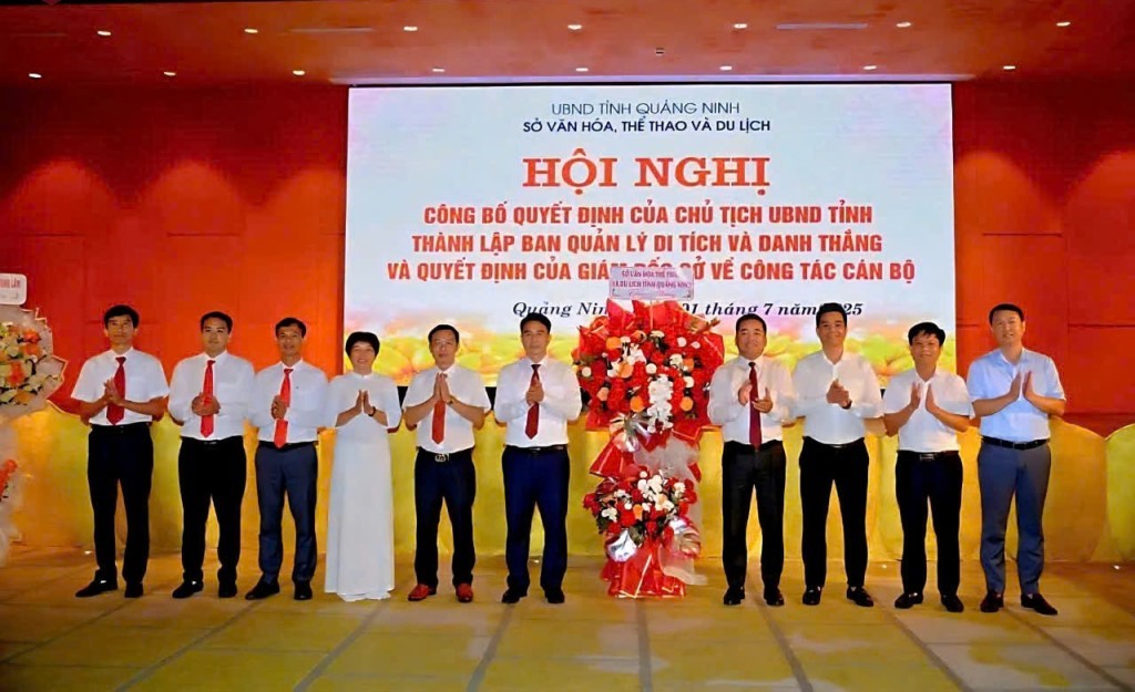 꽝닌성 문화체육관광부 지도부가 꽝닌성 유적 및 명승지 관리위원회 지도부에 꽃을 전달하며 축하하고 있습니다. 사진: Pham Hoc