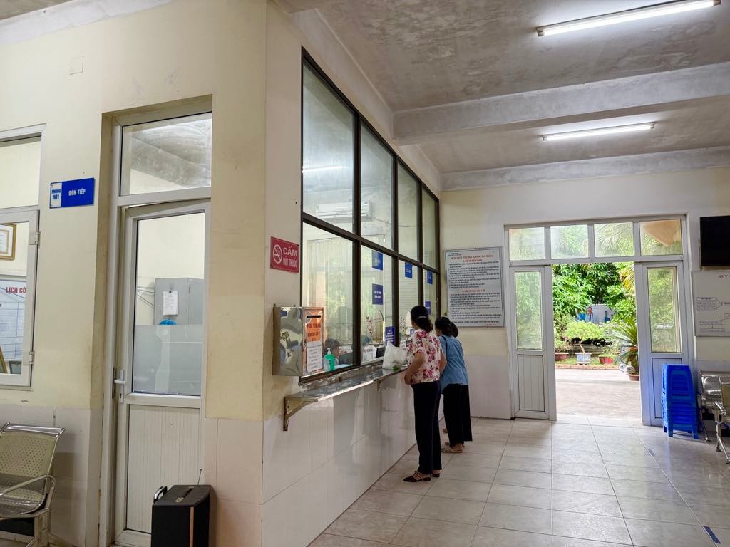 People came to the Yen Hoa General Clinic for examination on July 1, all activities went smoothly. Photo: Ha Le