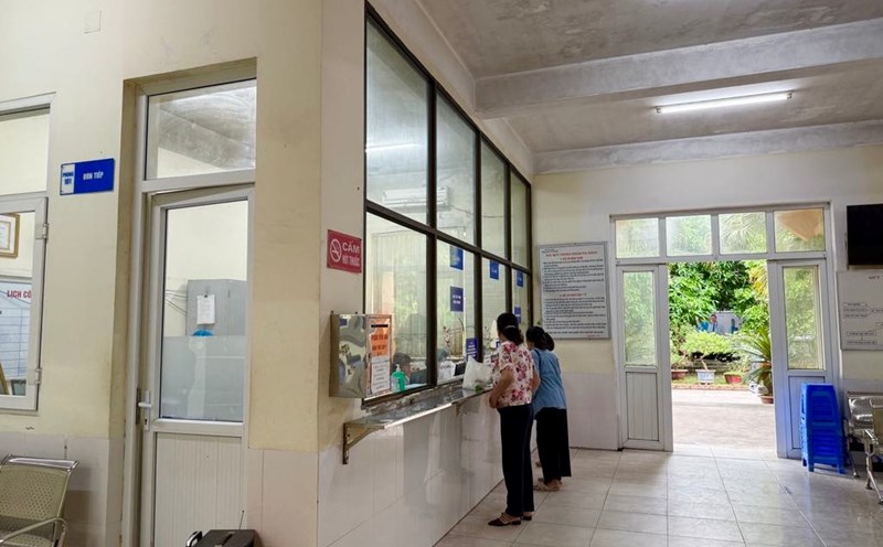 People came to the Yen Hoa General Clinic for examination on July 1, all activities went smoothly. Photo: Ha Le