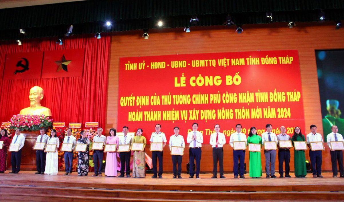 Lanh dao tinh Dong Thap khen thuong cac tap the ca nhan co thanh tich xuat sac trong hoan thanh nhiem vu xay dung nong thon moi. Anh: Thanh Mai