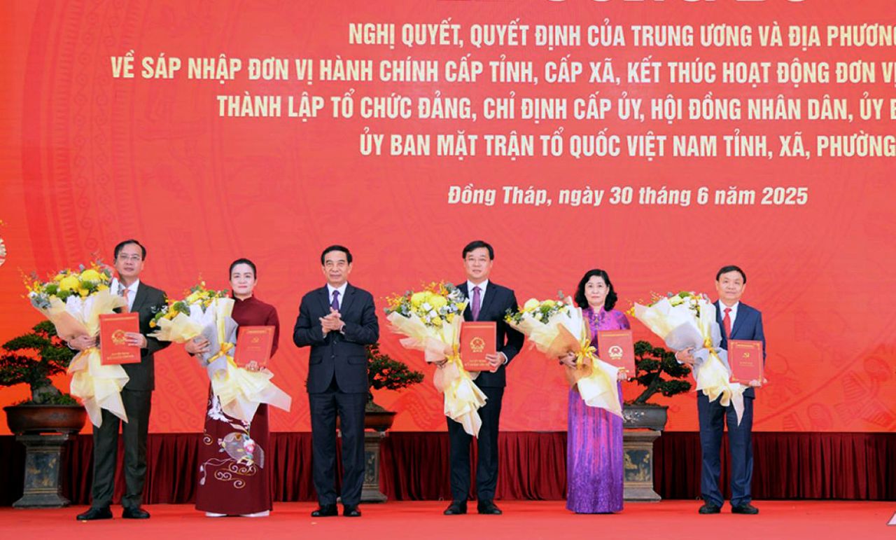 Dai tuong Phan Van Giang- Bo truong Bo Quoc phong- trao cac quyet dinh va tang hoa cho Thuong truc Tinh uy Dong Thap sau sap nhap. Anh: Theo bao Dong Thap
