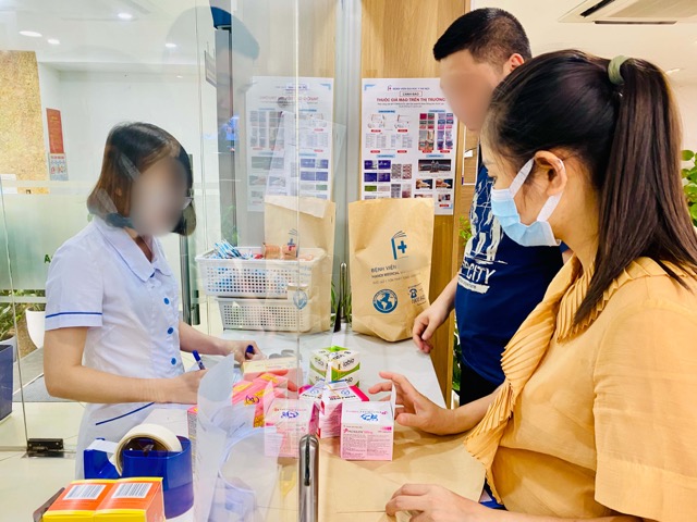 People receive medicine according to the prescription at the hospital. Photo: Thuy Linh