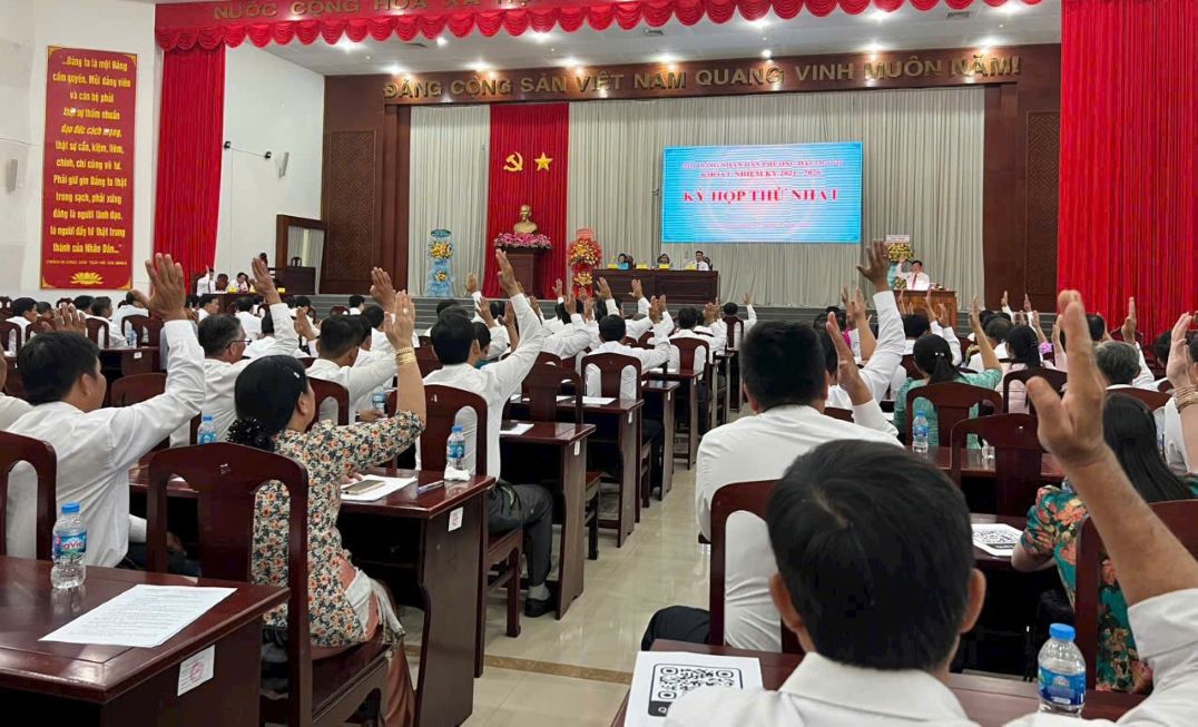 Cac dai bieu bieu quyet thong qua nghi quyet tai ky hop thu nhat, HDND phuong Dai Thanh, TP Can Tho. Anh: Yen Linh