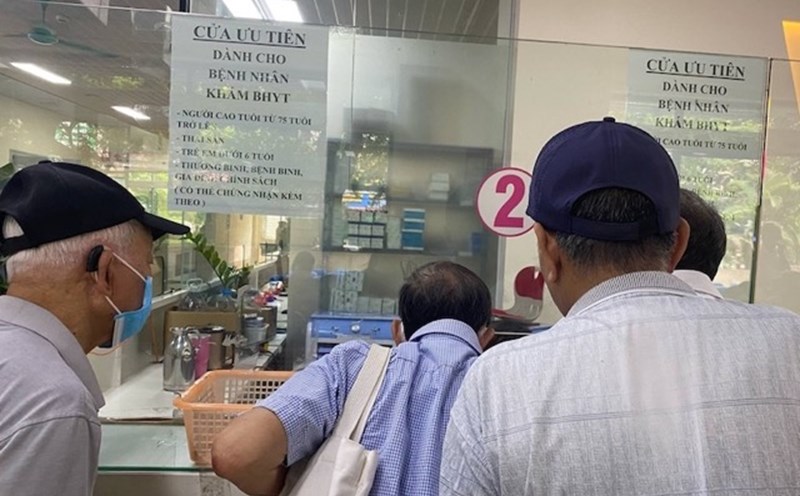 Many elderly patients register to receive prescriptions for treatment of chronic diseases at E. Hospital. Photo: Thuy Linh