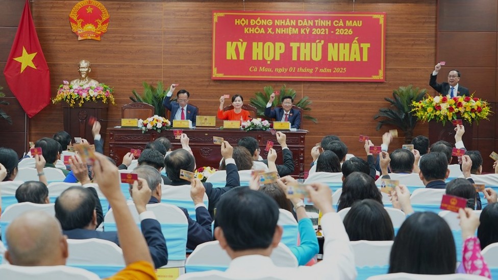 Ngay ky hop lan thu nhat, HDND tinh Ca Mau thong qua Nghi quyet ho tro cho can bo Bac Lieu ve Ca Mau cong tac. Anh: Nhat Ho