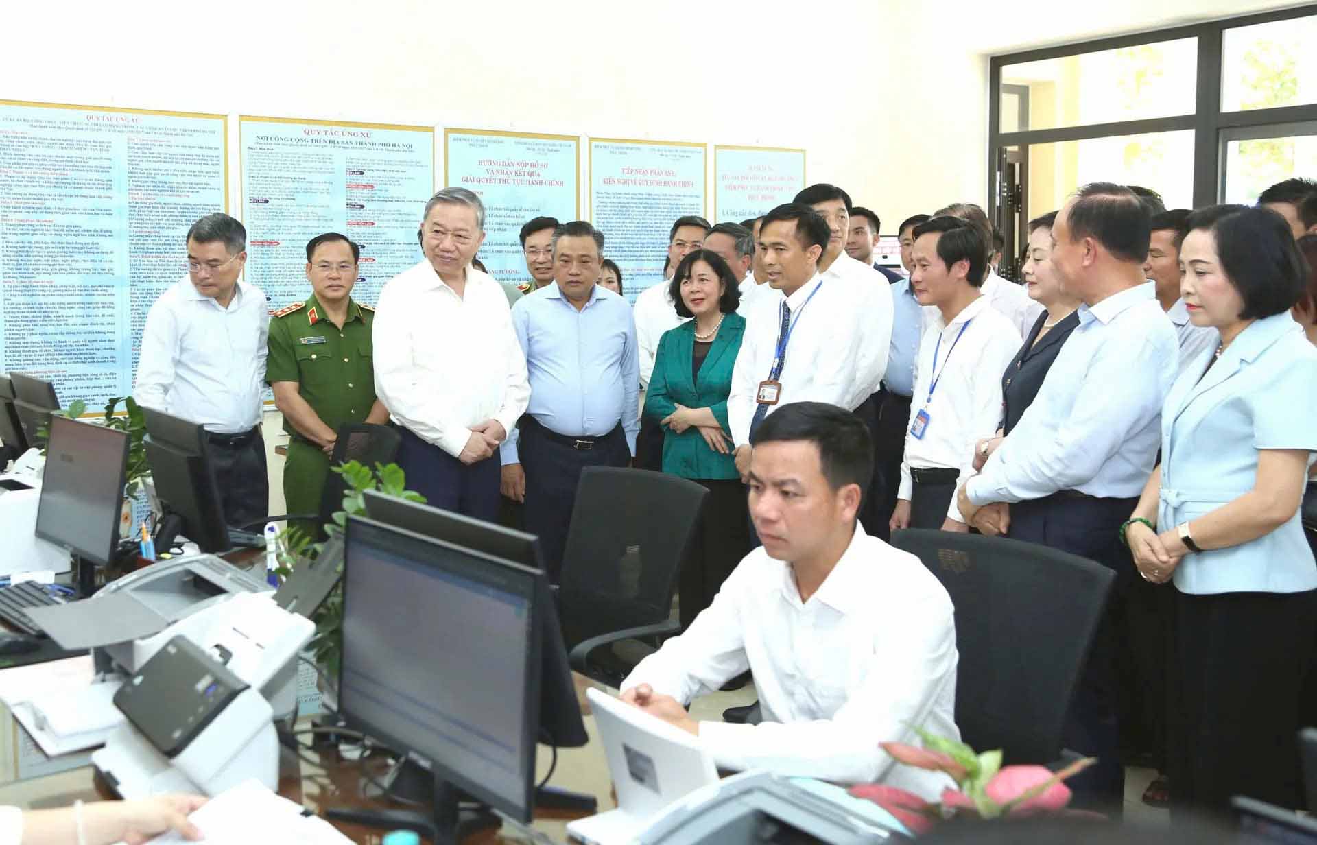 Tong Bi thu To Lam trao doi voi can bo xa Phuc Thinh tai Diem phuc vu hanh chinh cong cua xa. Anh: Hai Hung
