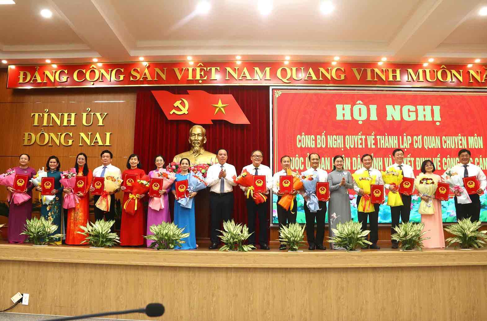 Dong Nai provincial leaders congratulated the appointed heads of departments and branches. Photo: HAC