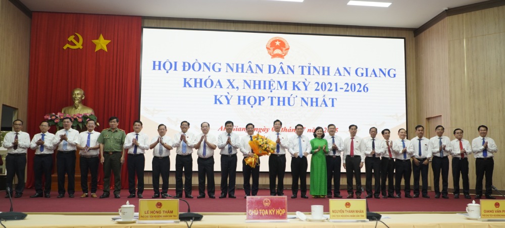 Chu tich, cac Pho Chu tich, Uy vien UBND tinh ra mat tai ky hop. Anh: Nguyen Anh