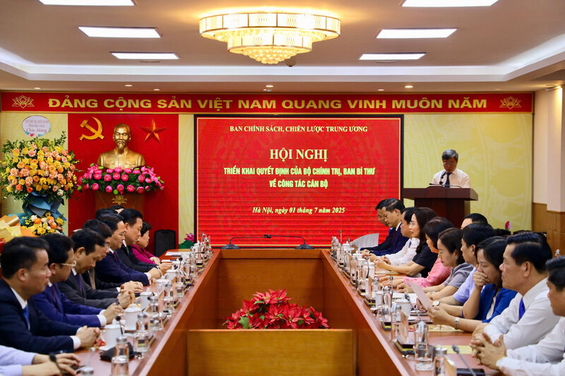 Conference on implementing the Decision of the Politburo and the Secretariat on the transfer, assignment, and appointment of Deputy Heads of the Central Committee for Policy and Strategy. Photo: Thanh Trung