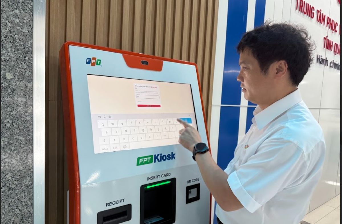 FPT General Director Nguyen Van Khoa experienced the systems in Quang Ninh. Photo: FPT