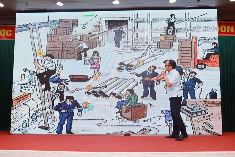 Practical exercises to identify occupational safety and hygiene-related hazards of occupational safety and hygiene workers. Photo: Le Linh