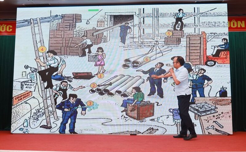 Practical exercises to identify occupational safety and hygiene-related hazards of occupational safety and hygiene workers. Photo: Le Linh