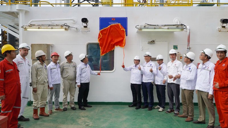 Placing a signboard to welcome the Party Congress on the Tam Dao 02 Drilling rig in the emulation movement. Photo: Lan Nhi