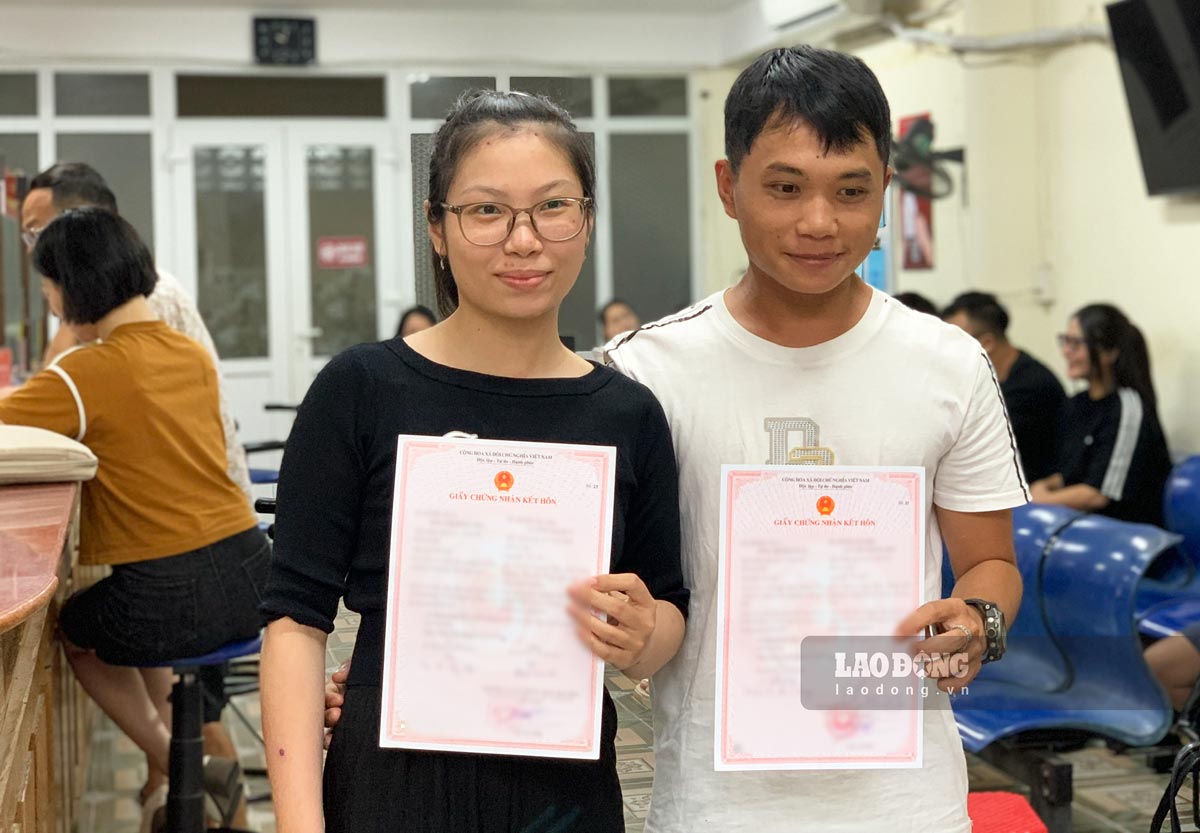 Les couples s'inscrivent avec enthousiasme au mariage le premier jour ou les autorites de 2 niveaux entrent en activite. Photo : Luong Ha