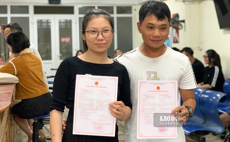 The couples excitedly registered their marriage on the first day the two levels of government came into operation. Photo: Luong Ha
