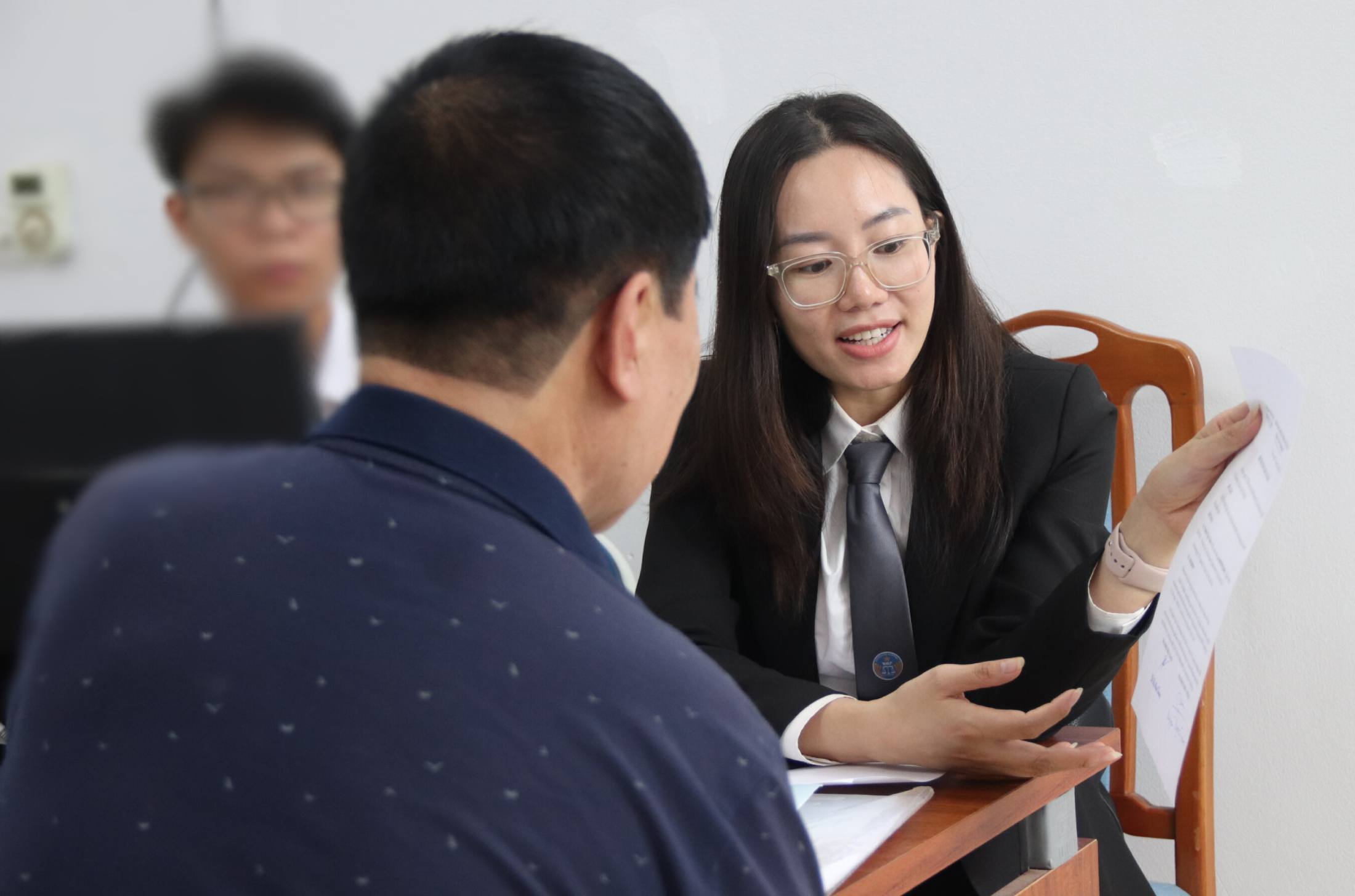 Le quartier de Hong Ha (Hanoï) a activement enregistre 100 % des contributions lors du premier jour d'exploitation du modele de gouvernement a deux niveaux. Photo : Hai Danh